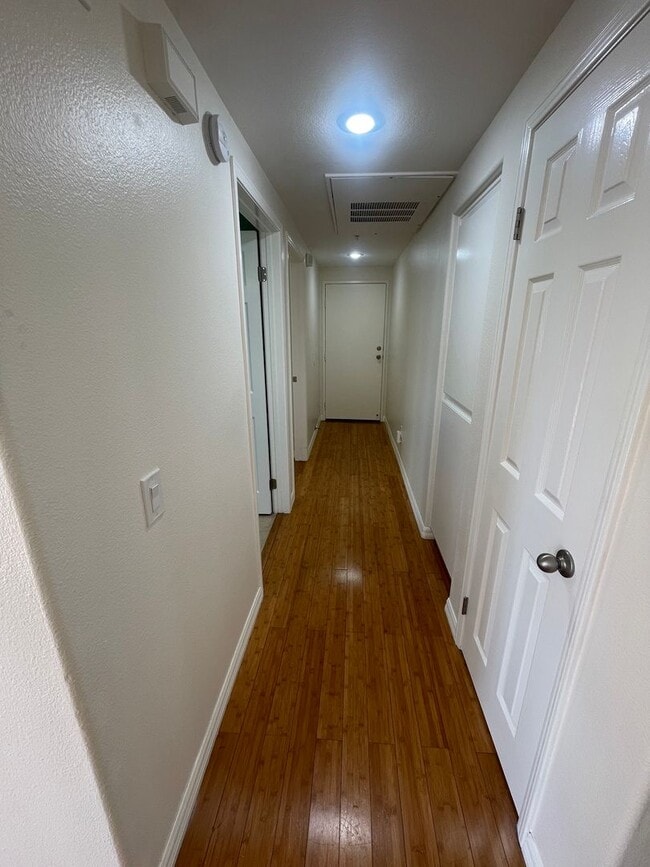 Building Photo - Very Spacious 1 Bed, 1 Bath Condo in Mission Viejo For Rent-In Unit Laundry and Attached Garage