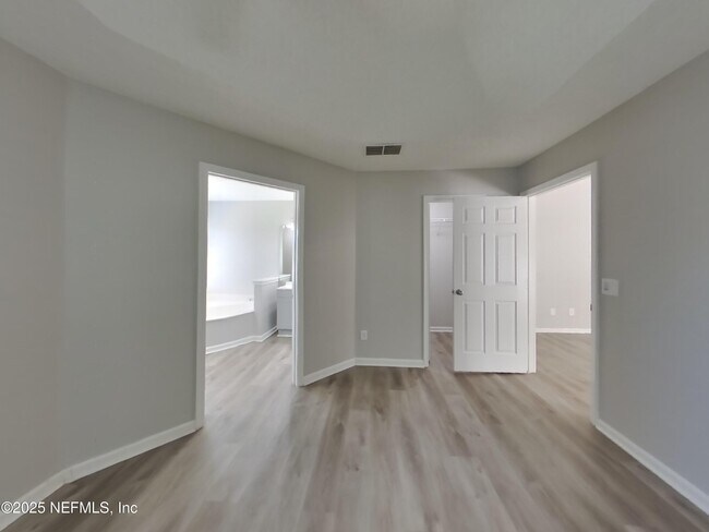 Building Photo - 1020 Woodbridge Hollow N