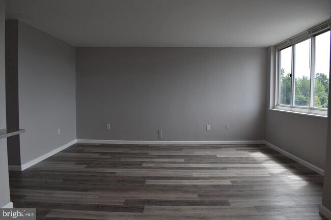 Building Photo - 7-1840-1807 Frontage Rd