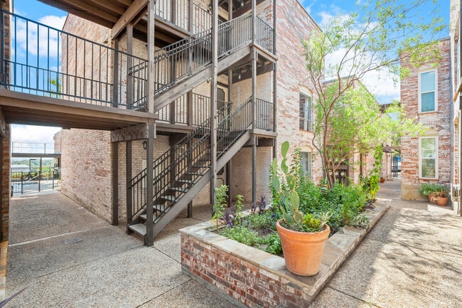 Building Photo - 6501 E Hill Dr