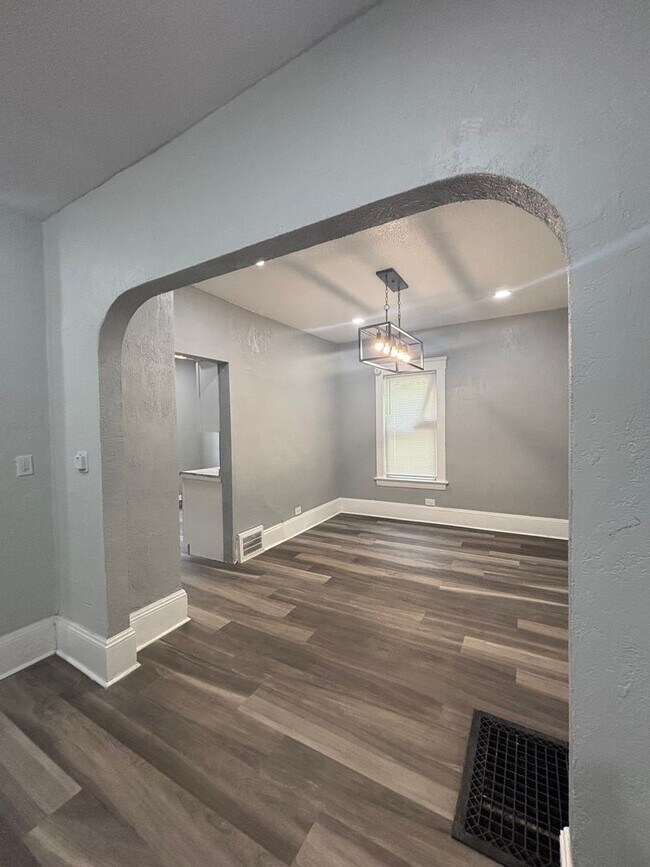 Building Photo - 13721 Beachwood Ave