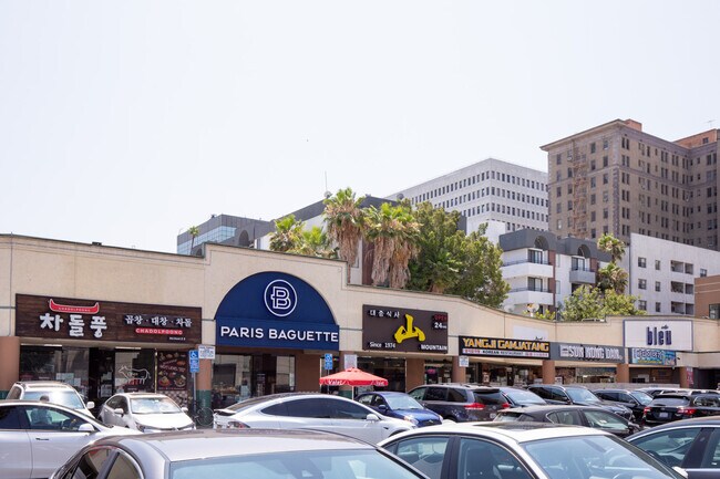 Building Photo - 136 S Virgil Ave