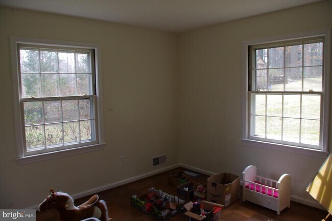Building Photo - 9001 Glenbrook Rd