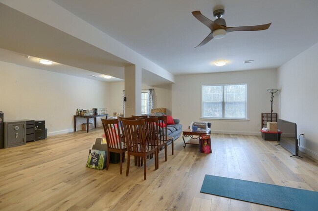 Building Photo - 4 Bedroom Home