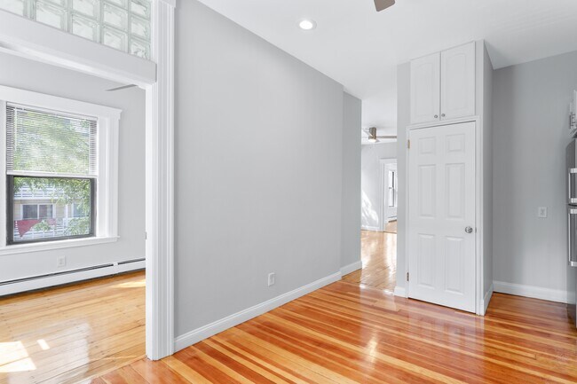 Building Photo - 106 L St