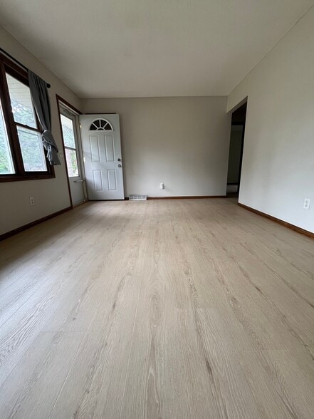 Building Photo - 807 Elm Creek Cir
