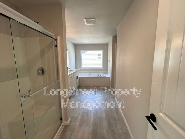 Building Photo - 7237 SE Berg Dr