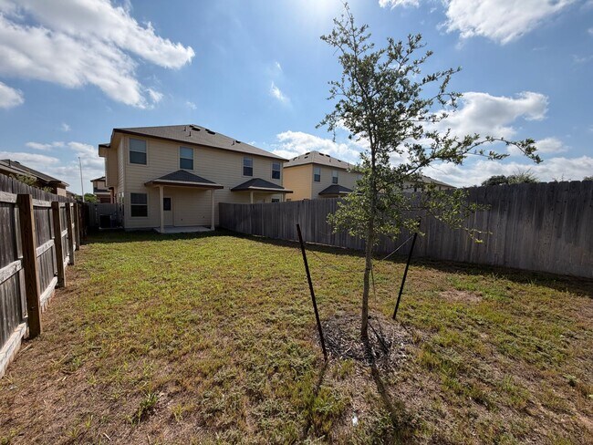 Building Photo - Modern 3/2 Townhouse is NBTX