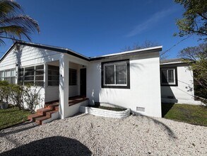 Building Photo - 903 SW 15th Ave