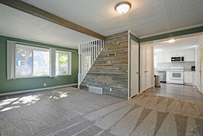 Building Photo - Beautiful 3-Bed 1.5-Bath Home in Forest La...
