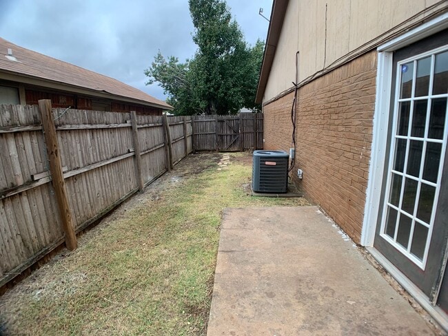 Building Photo - 3 Bedroom Edmond Duplex