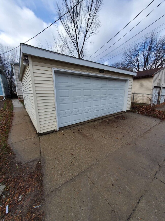 Building Photo - 1112 S 62nd St