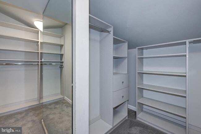 Building Photo - 1717 Country Club Dr