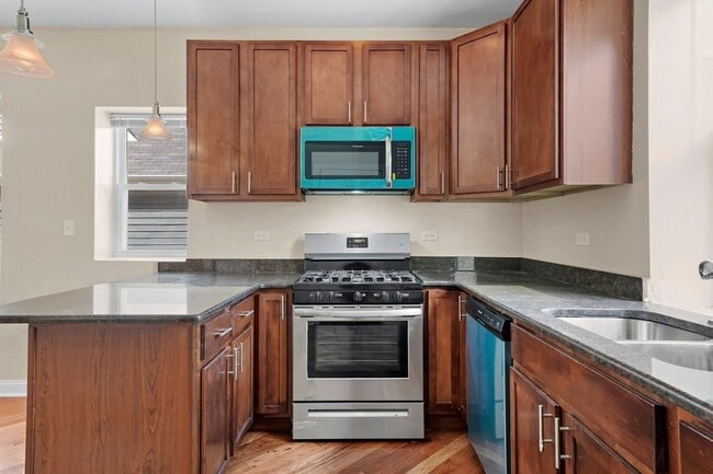 Building Photo - Spacious 2BR/2BA Rogers Park Condo with In-Unit Laundry & Central Air