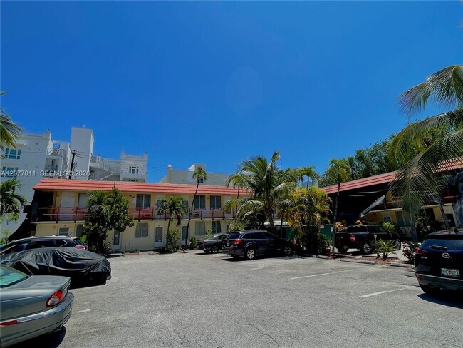 Building Photo - 441 Collins Ave
