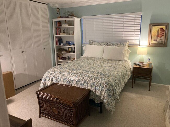 Building Photo - 3040 Lake Shore Dr