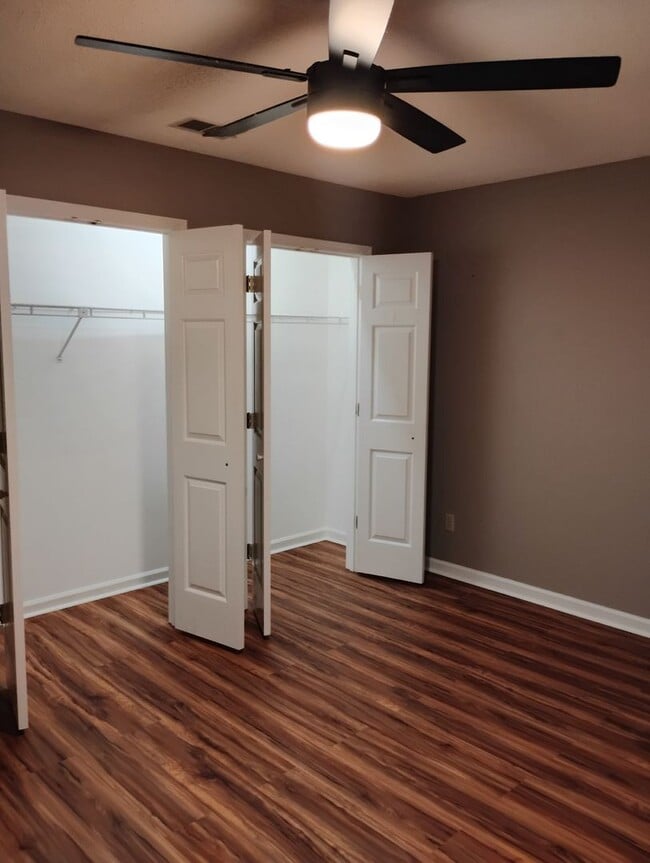 Building Photo - Gleneagles Drive