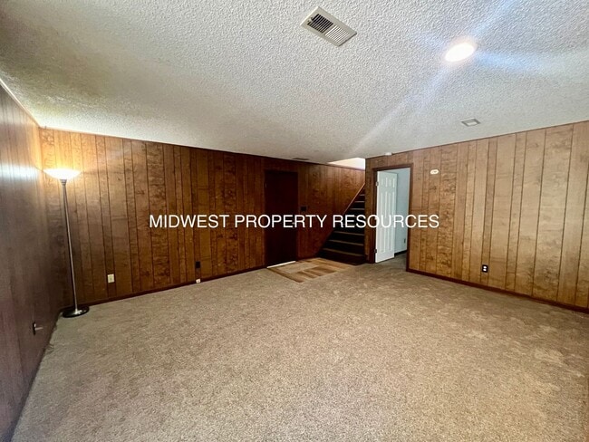 Building Photo - Freshly Updated 3 Bedroom Duplex