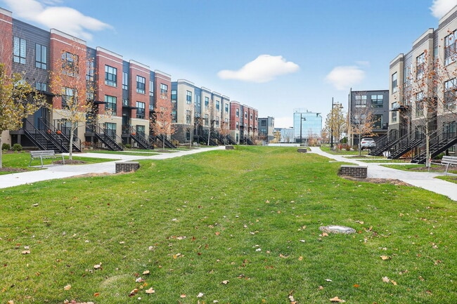 Building Photo - 1276 Lakepointe Dr