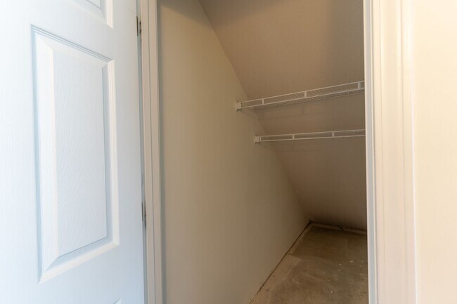Building Photo - Huge 3 Bedroom, 2 Bath Town Home in SW Col...