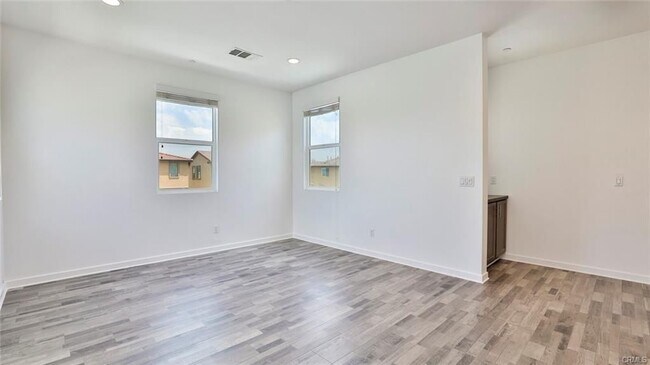 Building Photo - 2832 E Clementine Dr