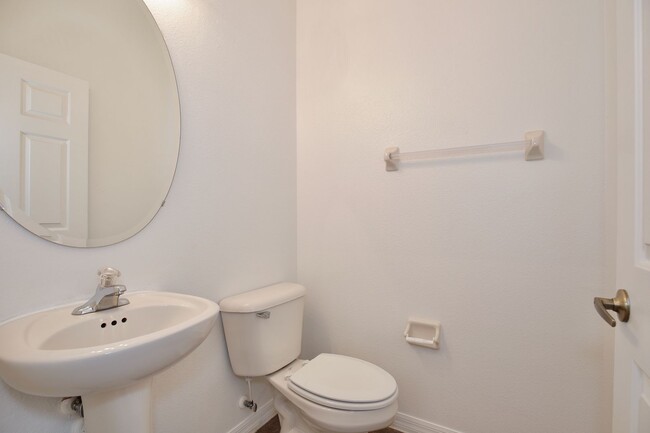 Building Photo - Beautiful 3/2.5 Spacious Townhome with a P...