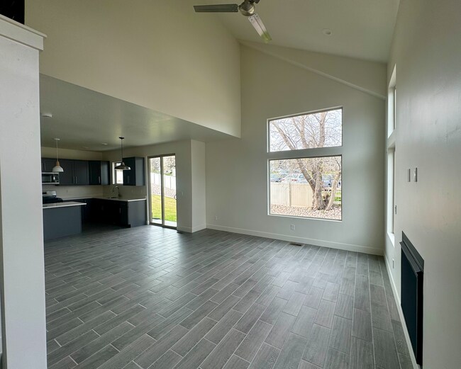 Building Photo - 172 W Autumn Ln