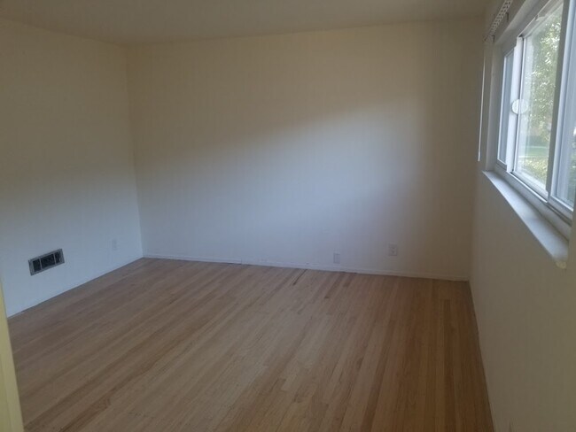 Building Photo - 35459 Breton Dr