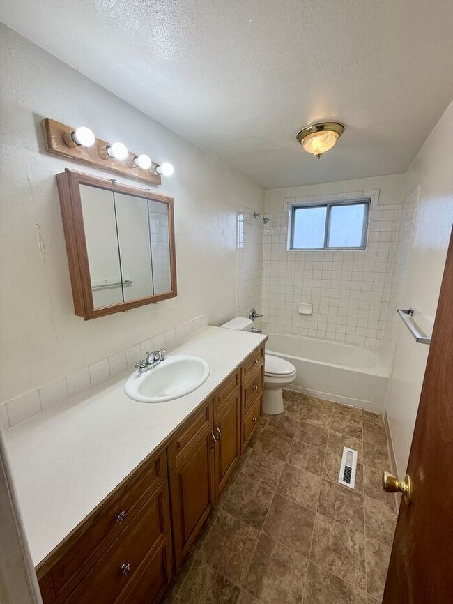 Building Photo - Move in specials - 1st month free.  Flexible lease terms are available - 2 Bed, 1 Bath Apartment....