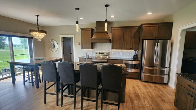 Building Photo - 5 Bedroom, 3 Full Bathroom House with 3 Ca...