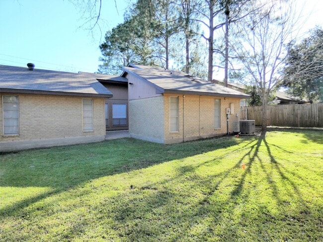 Building Photo - 606 Golfview Dr