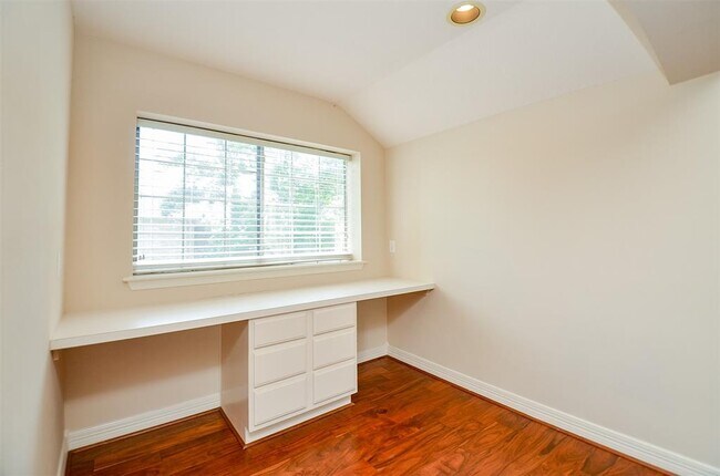 Building Photo - 7610 Breezeway Bend Ln
