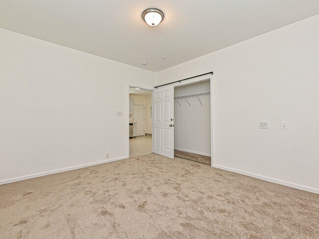 Building Photo - 610 N Pear St
