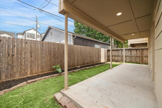 Building Photo - 3 Bed Home for Rent in Greater Heights 77008 | 2-Car Garage + Private Backyard