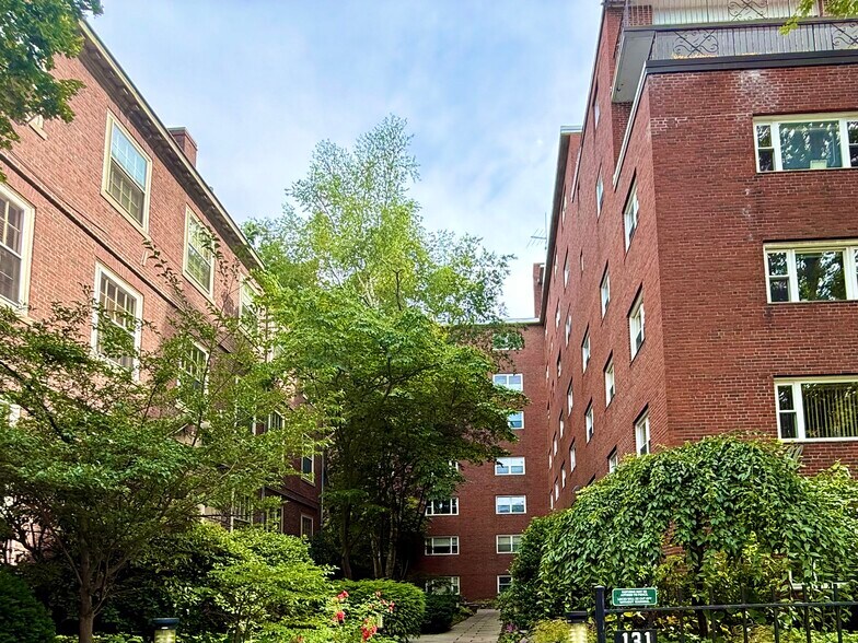 Building Photo - 131 Sewall Ave
