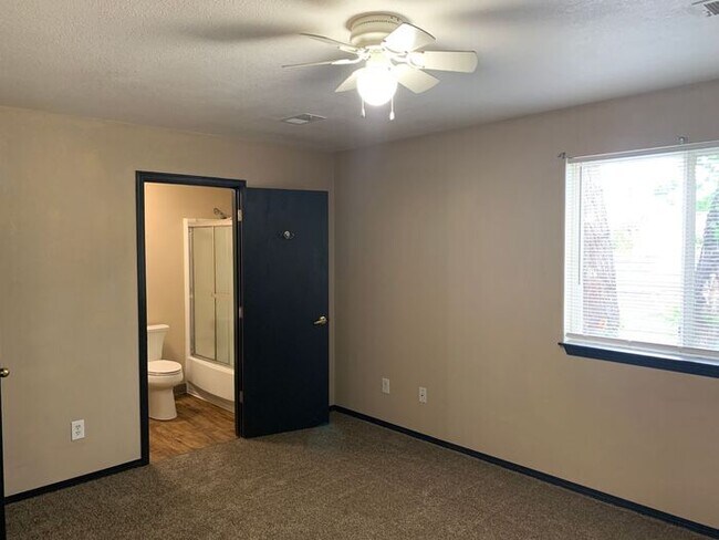 Building Photo - Move-In Special: 2 Weeks Free! Spacious 3 Bed, 1.5 Bath Apartment in Longmont
