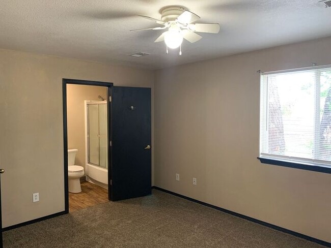 Building Photo - RENOVATED and SPACIOUS 3 bed and 1.5 bath Apartment!!