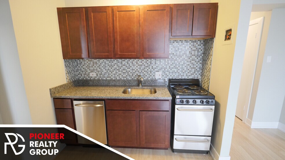 Building Photo - 433 W Wellington Ave