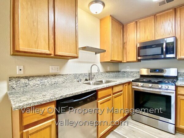 Building Photo - COMING SOON! Private Ground Floor Townhome in Desirable Complex with Attached 2 Car Garage