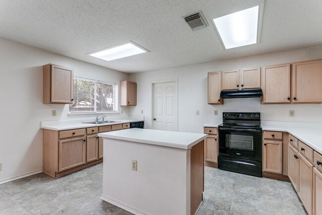 Building Photo - Welcome home to this single-story home in highly desirable Northwest Crossing