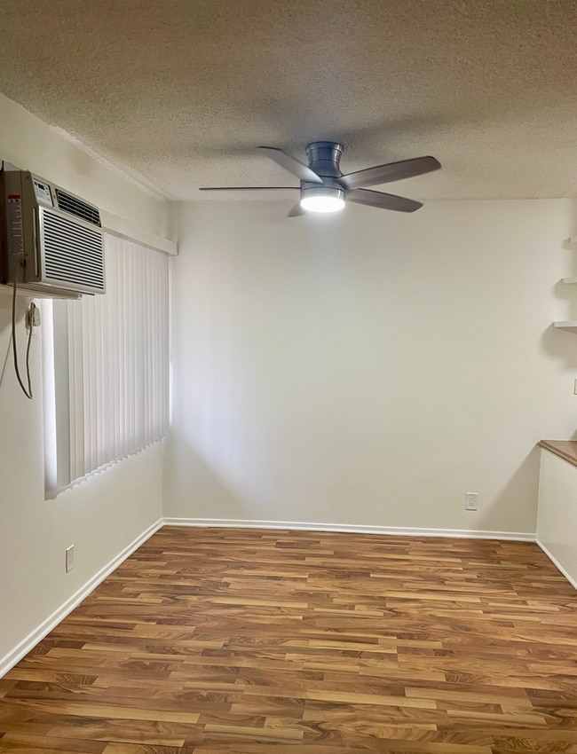 Building Photo - Cozy 1 bedroom unit located in Canoga Park...