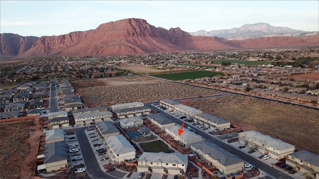Building Photo - Newer- Red Mountain Vista Town Home,