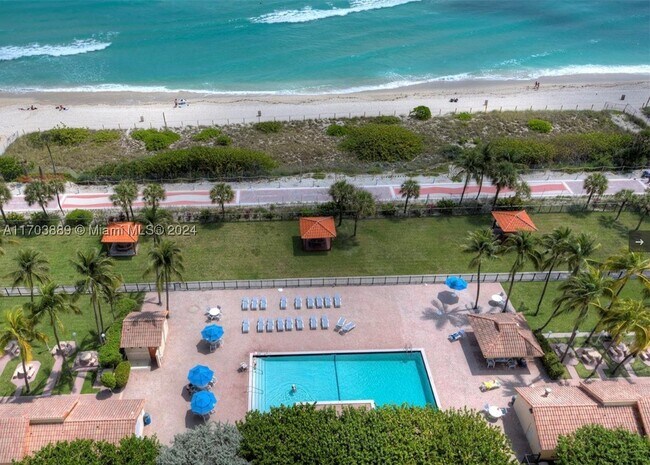Building Photo - 2555 Collins Ave