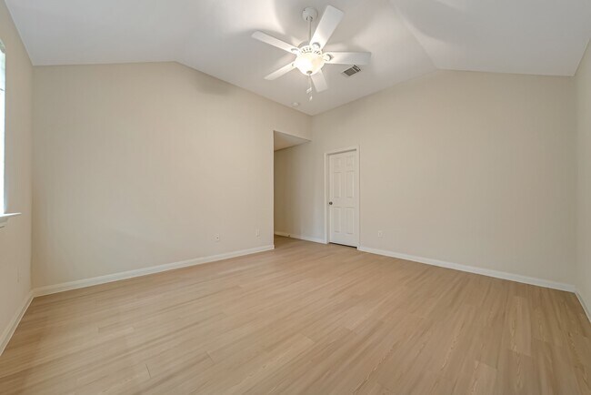 Building Photo - 12810 Lakeshore Dr