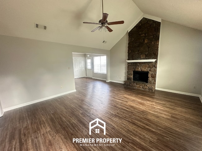 Building Photo - Charming 3BR/2BA Memphis Home with Vaulted Ceilings, Fireplace & Fenced Yard