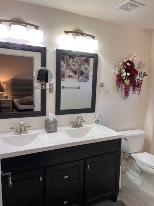 Building Photo - Sun City - Short Term Rental - Fully Furnished