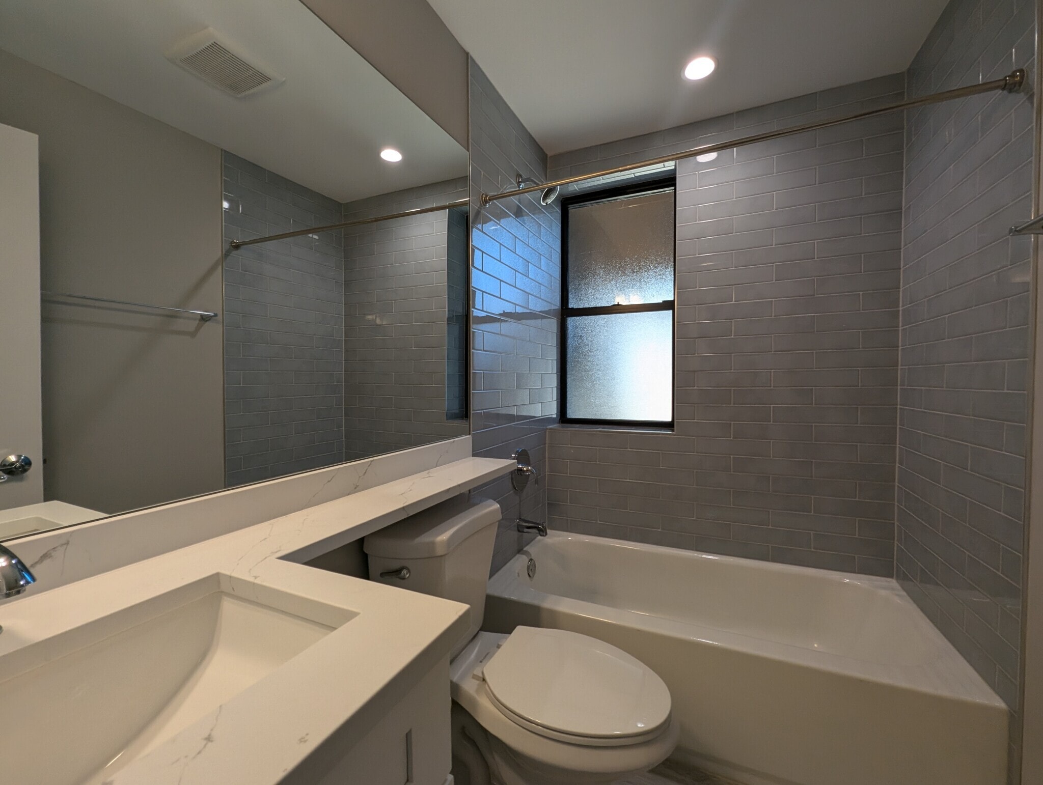 Building Photo - 3943 N Janssen Ave