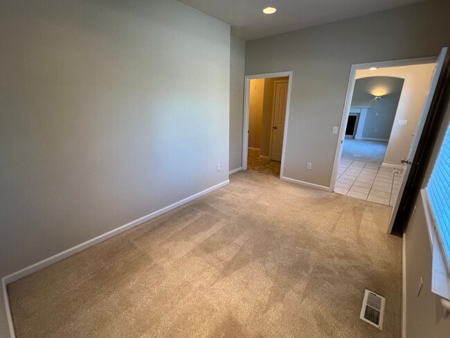 Building Photo - Great location with lots of amenities! 4 b...