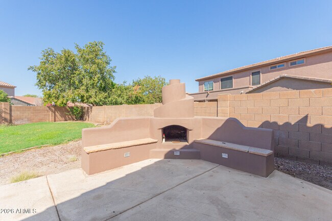 Building Photo - 2206 W Fawn Dr
