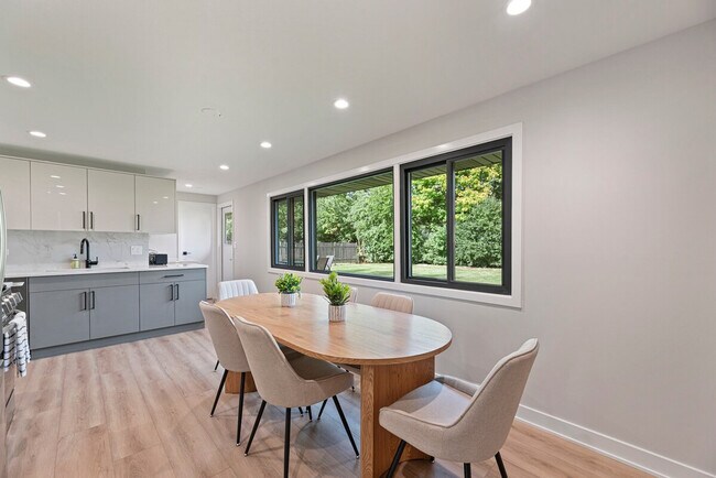 Building Photo - 908 Long Meadow Dr